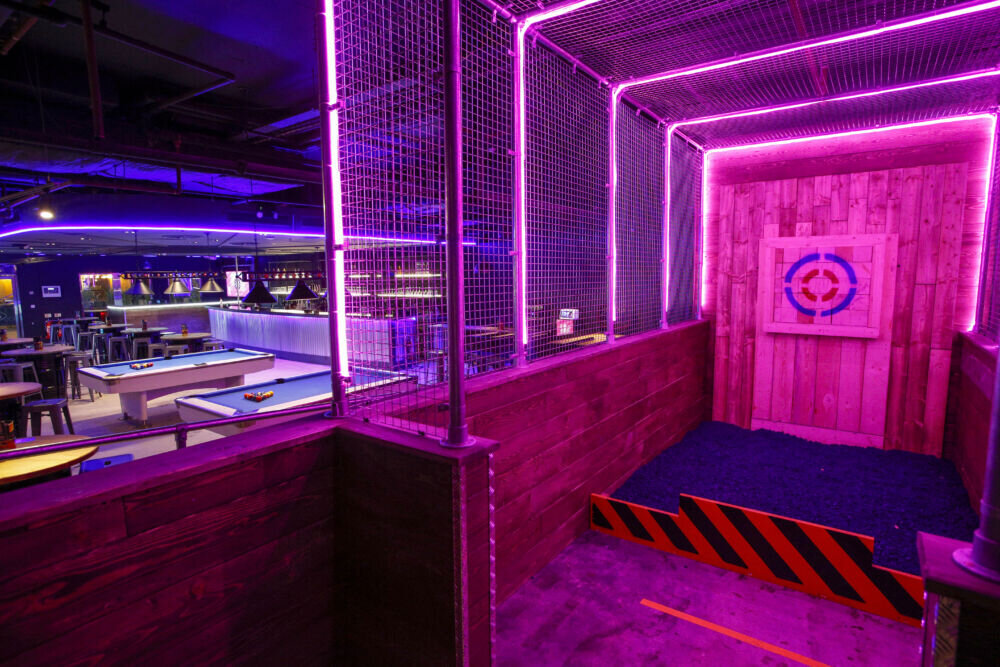 Boom-Battle-Bar-O2-axe-throwing-area